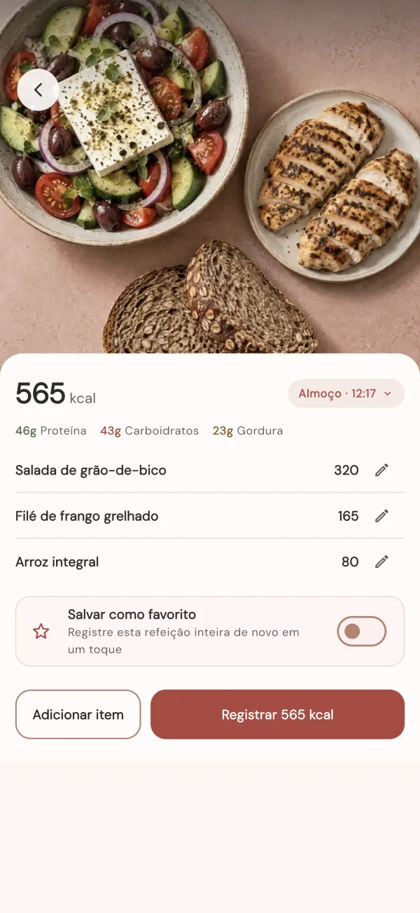 Uma foto de refeição contabilizada pelo VitaCal em 565 kcal, com cada alimento listado